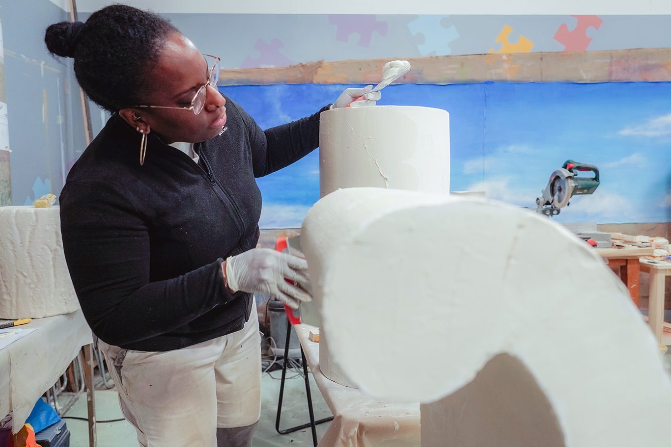Stagiaire travaillant la sculpture polystyrène dans la formation décorateur spectacle